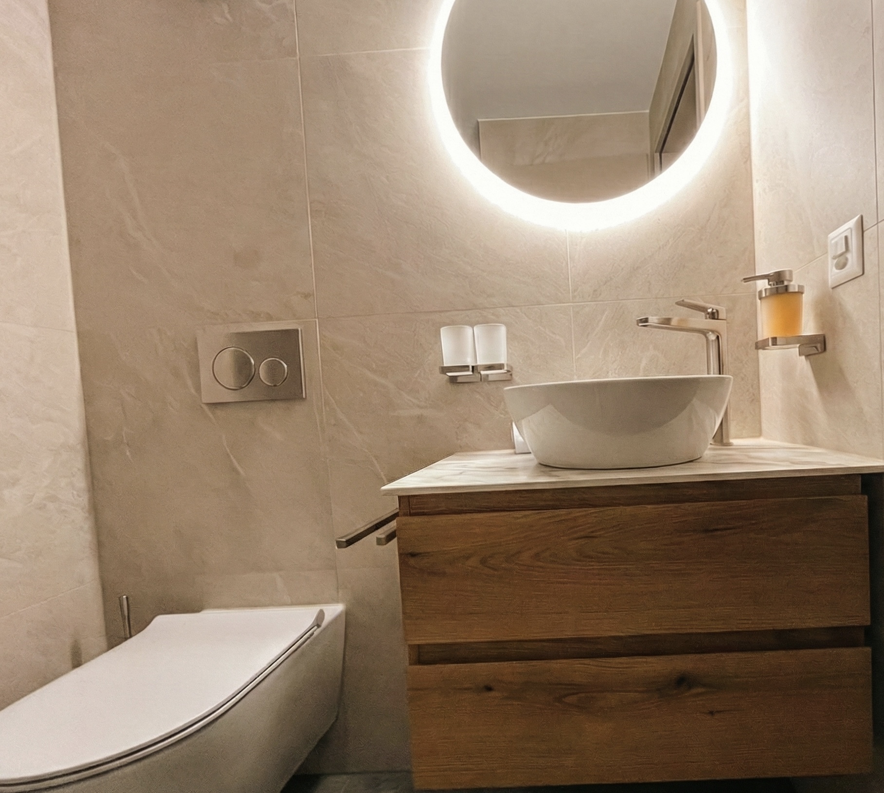 Modernes Badezimmer mit beleuchtetem Spiegel